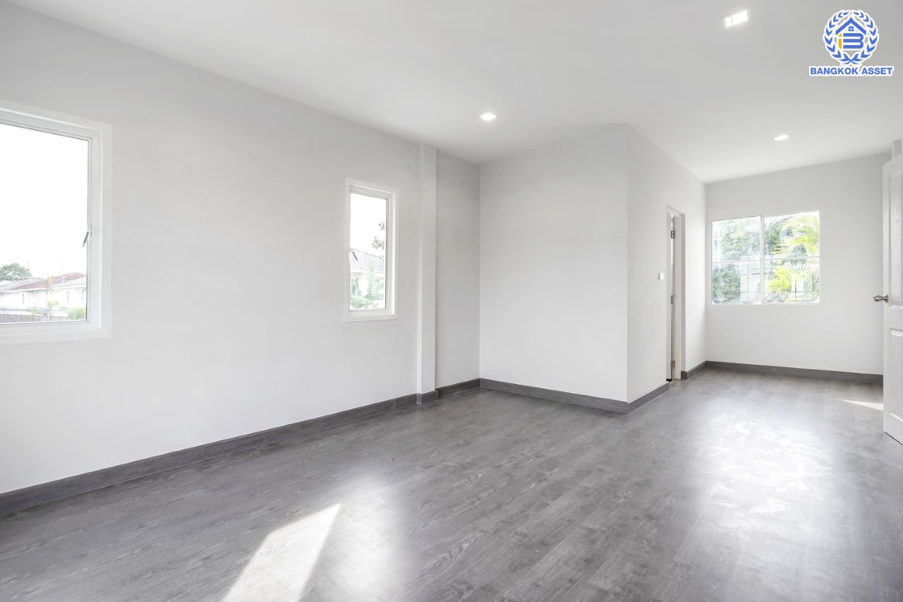 บ้านมือสองตกแต่งใหม่ แบรนด์ LH หลังมุม ม.มัณฑนา ติดถนนราชพฤกษ์  เนื้อที่ 67.6 ตร.ว. มีพื้นที่สนามหญ้าด้านข้างกว้างกว่า 100 ตร.ม. ฟังก์ชัน 3 ห้องนอน 3 ห้องน้ำ จอดรถได้ 2 คัน Facilities ตอบโจทย์ทุกกิจกรรม! บนทำเลใกล้วงเวียนพระราม5 เซ็นทรัลเวสต์เกต และรถไฟฟ้า "สถานีบางรักน้อยท่าอิฐ"